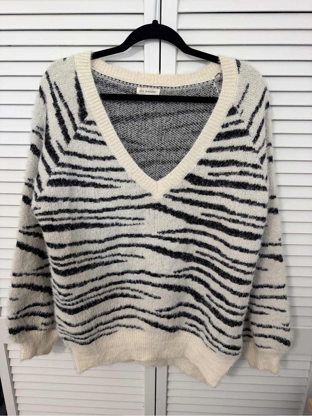 Blu Pepper Cream & Black Zebra-Print V-Neck Sweater Size L